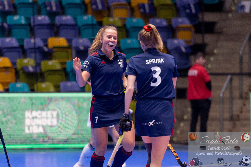Volvo E.R.B. Final 4 Halbfinale Frauen: Mannheimer HC - Düsseldorfer HC, 25.01.2025 | Mabel Brands (Düsseldorfer HC #7) & Annika Marie Spink (Düsseldorfer HC #3) bejubeln ein Tor, Mannheimer HC - Düsseldorfer HC, Frankfurt, Süwag Arena, 25.1.2025 - Realisiert mit Pictrs.com