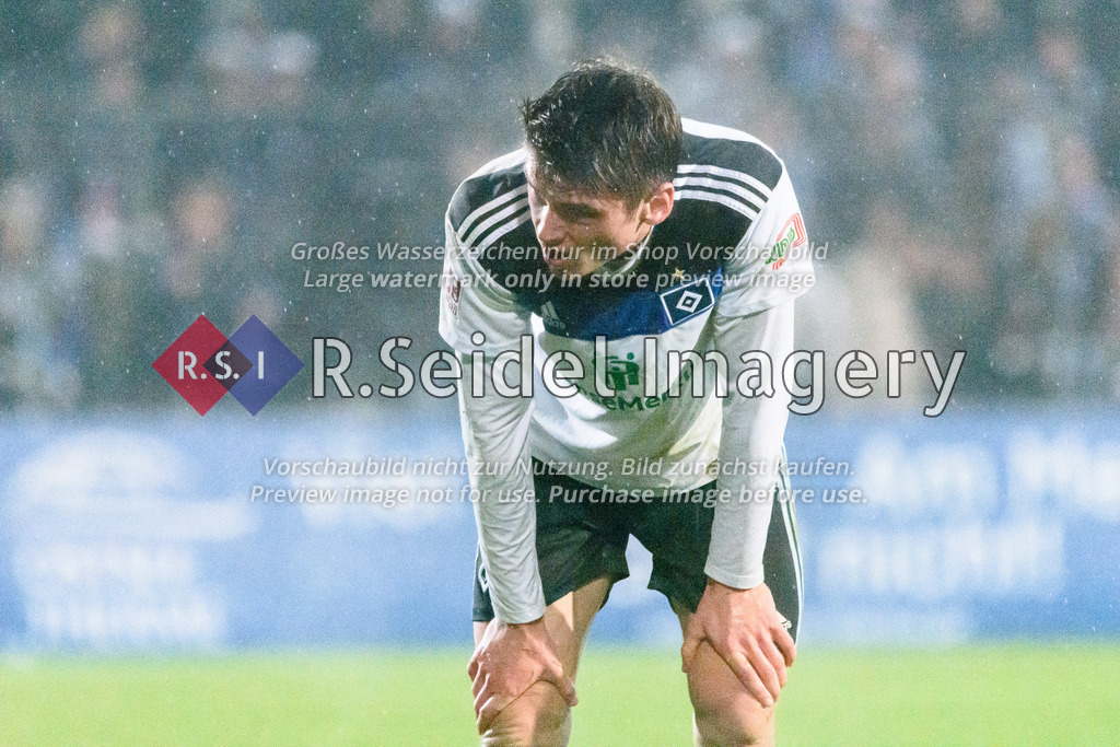 Fußball, Saison 2022/23, Regionalliga Nord, VfB Lübeck - Hamburger SV II, Stadion an der Lohmühle (Lübeck), 25.11.2022, 20. Spieltag | Maximilian Großer (#19, HSV II) stützt sich auf den Knien ab.