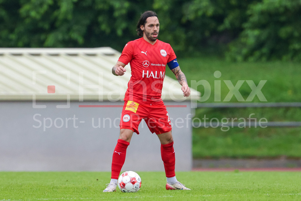 Fussball, Aufstiegsrunde Regionalliga Nord, Blumenthaler SV - 1. FC Germania Egestorf-Langreder | Joshua Siegert (1. FC Germania Egestorf-Langreder, 20) am Ball, Freisteller, Einzelbild, Ganzkörper, Aktion, Action, Spielszene