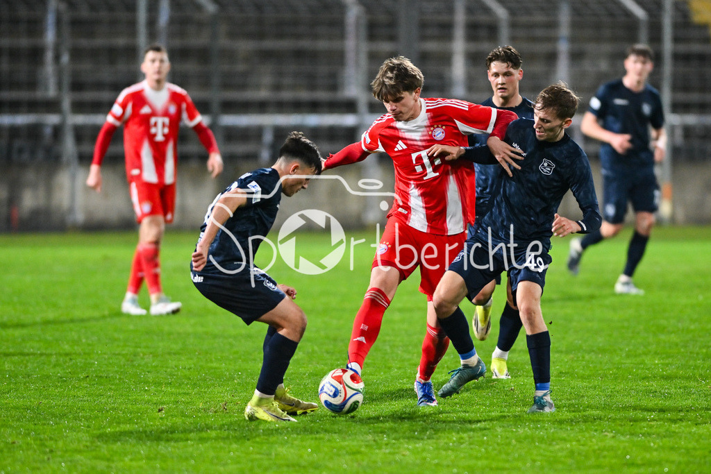 FC Bayern Amateure - SpVgg Unterhaching | MÜNCHEN, DEUTSCHLAND - 24. FEBRUAR: v. l. Mike GEVORGYAN (SpVgg Unterhaching 10), Guido DELLA ROVERE (FC Bayern München II 10) und Nils ORTEL (SpVgg Unterhaching 49) während dem Spiel zwischen den Amateuren des FC Bayern München und der SpVgg Unterhaching am 25. Spieltag der Regionalliga Bayern im Grünwalder Stadion