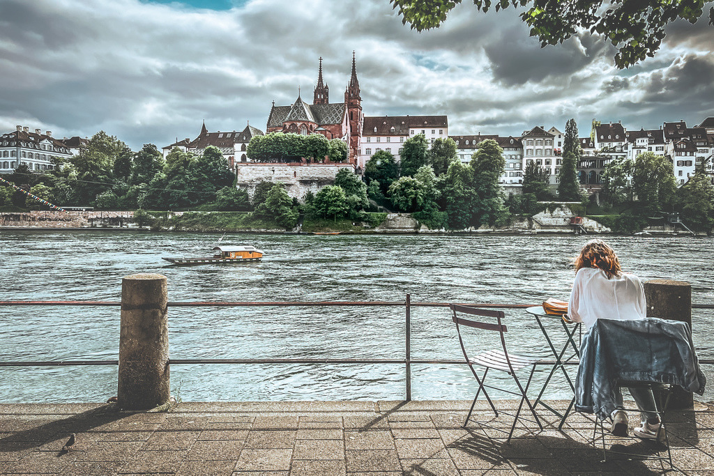 Buvette am Rhein mit Blick auf das Basler Münster | Schöne Fotografien aus der Stadt und der Natur zum bestellen oder selber hochladen. Druck auf Foto, Postkarte, Kalender, FineArt Hahnemühle, Alu-Dibond , Akustikbilder zur Absorption von Schall und Lärm etc. - Realisiert mit Pictrs.com