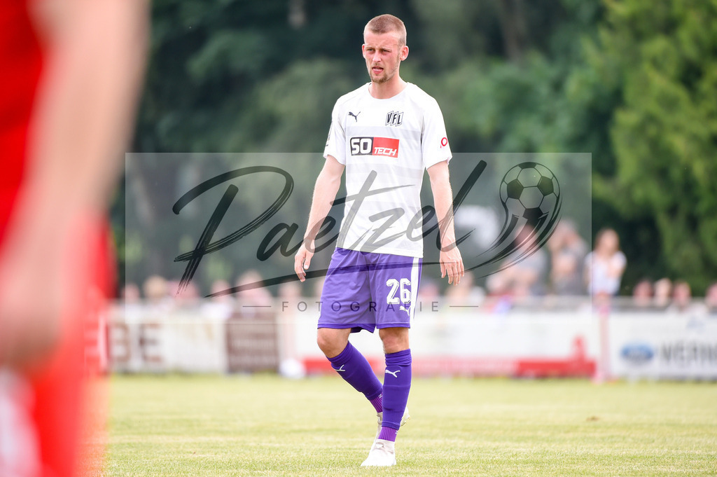 BSBOSN_20210626_0059 | Fussball, Herren: Sebastian Klaas (VfL Osnabrueck) schaut beim Testspiel zwischen TuS Bersenbrueck und VfL Osnabrueck im Hasestadion am 26.06.2021 in Bersenbrueck, Deutschland. - Realisiert mit Pictrs.com