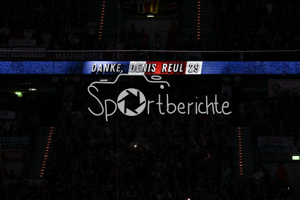 Adler Mannheim - Augsburger Panther | MANNHEIM, DEUTSCHLAND - 25. FEBRUAR: Im Bild Denis REUL, dessen Rückennummer 29 heute von den Adlern unters Dach gezogen wird / Einzelfoto / Freisteller vor dem Match zwischen den Adler Mannheim und den Augsburger Panthern am 45. Spieltag der Penny DEL in der SAP Arena / Ehrung