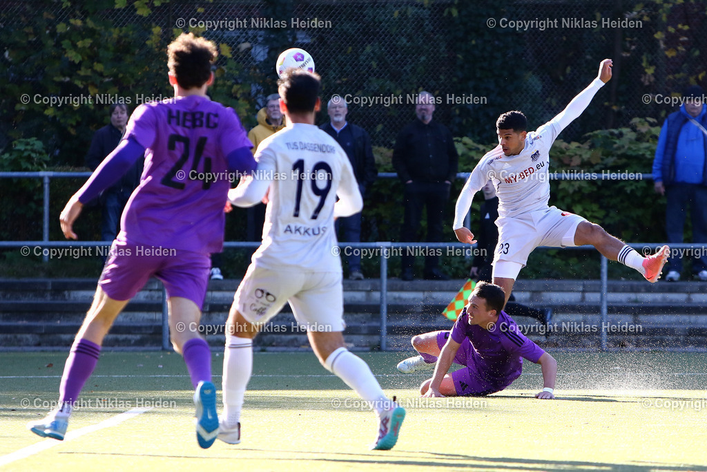 NH_HEBC_TuSDassendorf_OberligaHamburg_03112024 | #18 Jorma Rudolf Gerhard Eggers (HEBC), #23 Jordan Jeremiah Brown (TuS Dassendorf)Fußball I Herren I Gamesright Oberliga Hamburg I Saison 2024-2025 I 15. Spieltag I HEBC - TuS Dassendorf I 03.11.2024 I Reinmüllerplatz