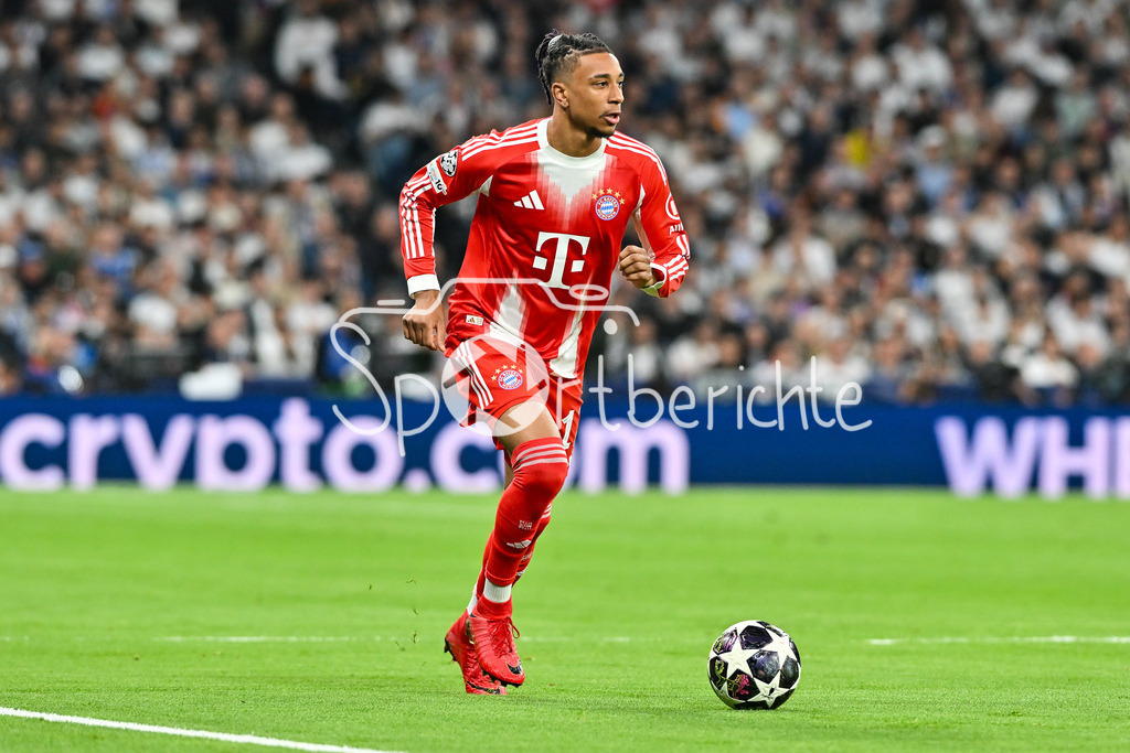 Real Madrid - FC Bayern München | MADRID, SPAIN - 07. APRIL: with Ball Michael OLISE (FC Bayern Munich 17) during the UEFA Champions League match between Real Madrid vs. FC Bayern Munich on Quarterfinal first leg at Estadio Santiago Bernabeu