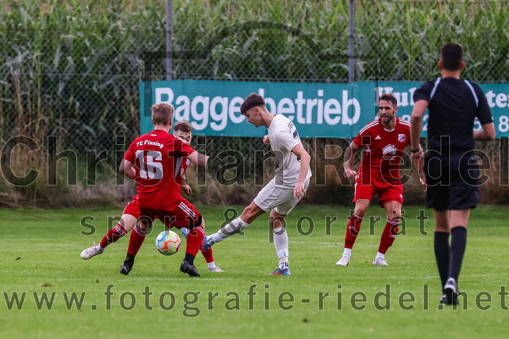 2023-08-04_062_SV_Walpertskirchen_gegen_FC_Finsing | Walpertskirchen, Deutschland, 04.08.2023:
Fußball, Kreisliga 2023 / 2024, 2. Spieltag, SV Walpertskirchen gegen FC Finsing, Endergebnis: 3:3

Dominik Bluhme (FC Finsing, #16), Julian Jaros (SV Walpertskirchen, #17), Markus Rickhoff (FC Finsing, #7), Schiedsrichter Muharrem Yildiz

Foto: Christian Riedel / fotografie-riedel.net