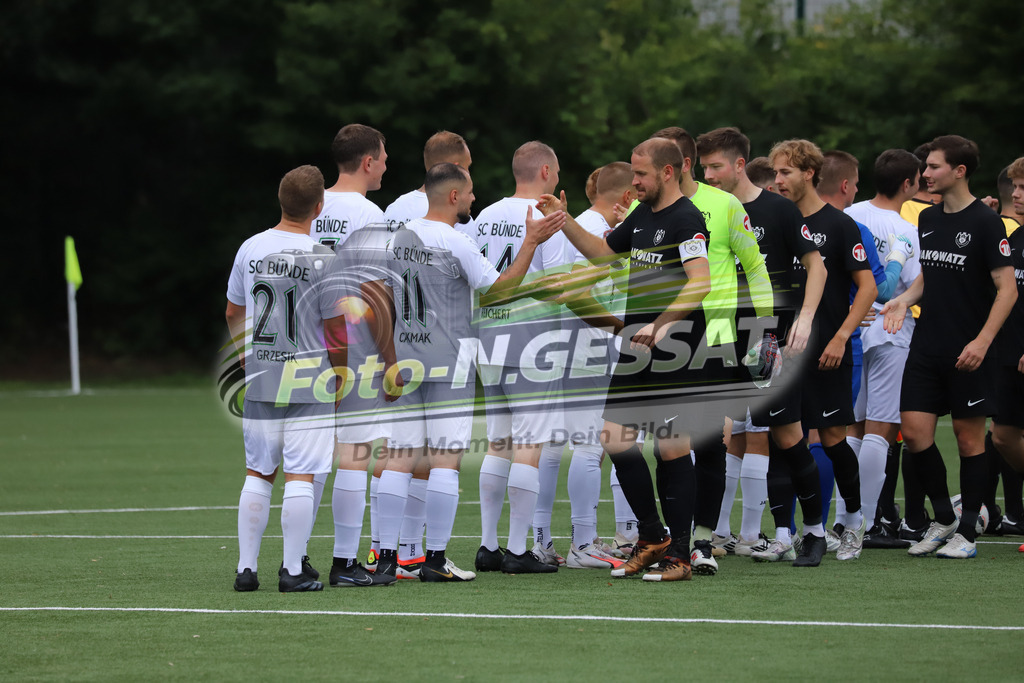 SC Bünde - BV 21 Stift-Quernheim | Auf dem Bild zu sehen: HandshakeSC Bünde, BV 21 Stift-Quernheim, Fistelmann Supercup, Hunnebrock, Deutschland  - Realisiert mit Pictrs.com