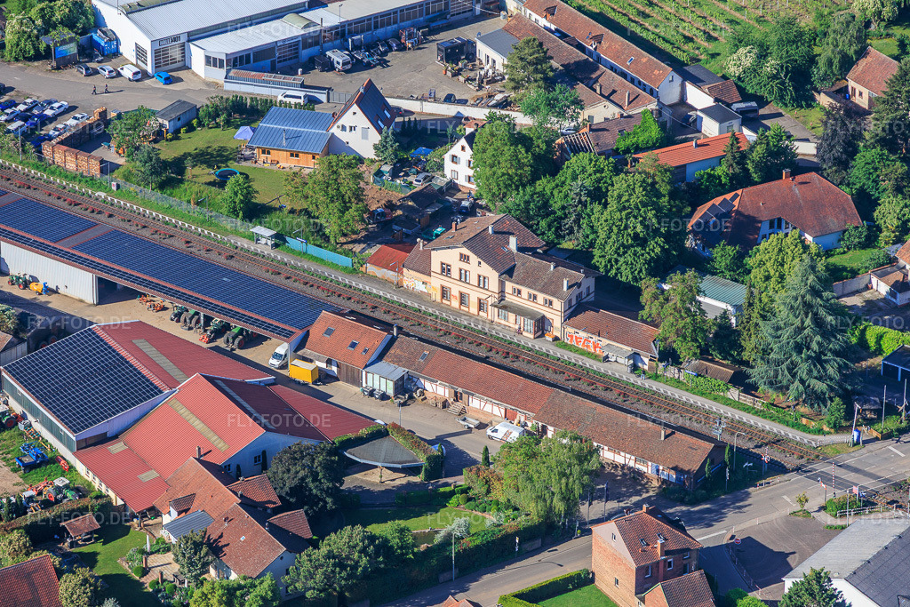 Luftbild: Bahnhof in Edesheim im Bundesland Rheinland-Pfalz in Deutschland. – Foto: IMG_156899.jpg vom 23.05.2026 durch Werner Riehm/FLY-FOTO.de – Auflösung des Originals: 5814 x 3876 px