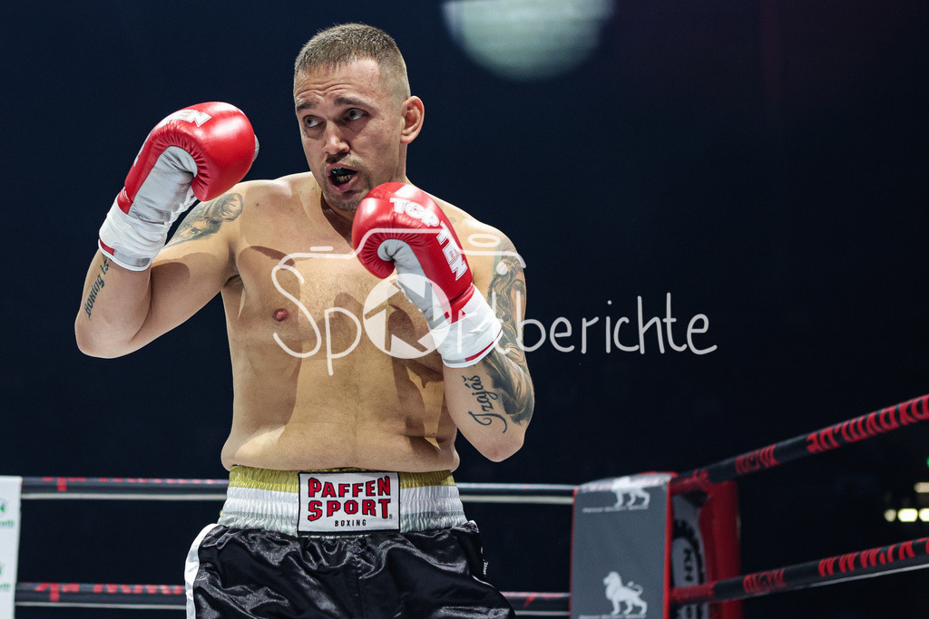 Profi - Box - Gala / Main Event | Vaclav TOJACEK (schwarze Hose) in seinem Kampf gegen James KRAFT (rote Hose)