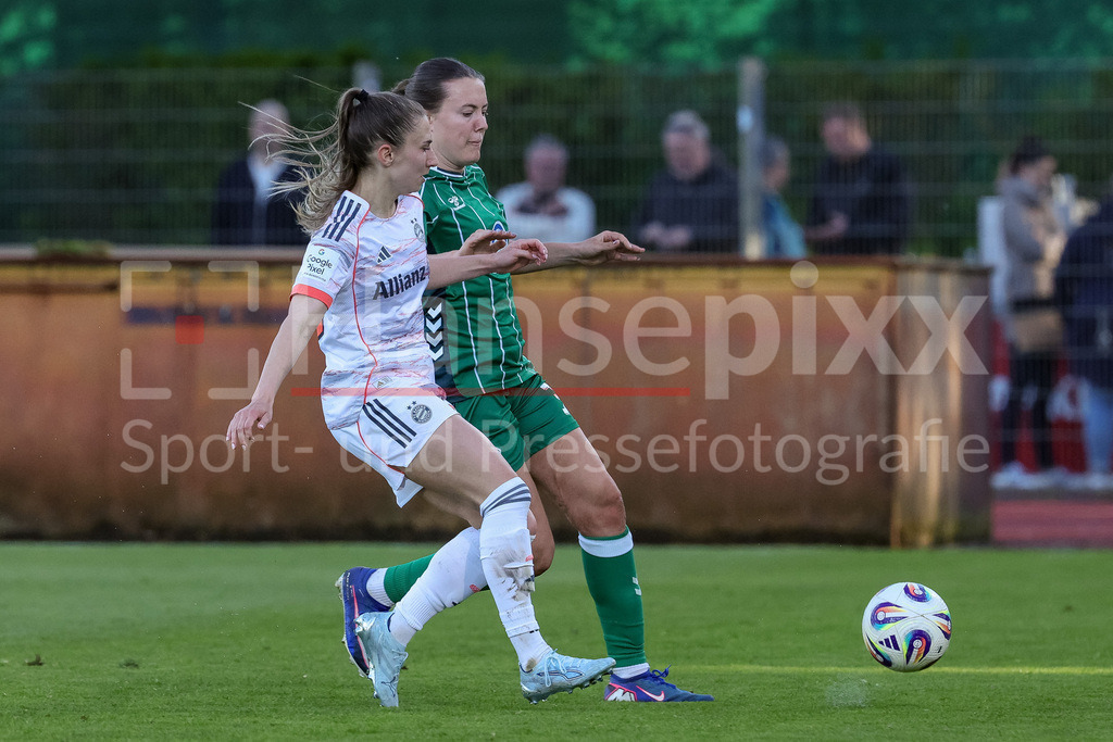 Fussball, Google Pixel Frauen-Bundesliga, SV Werder Bremen - FC Bayern München | v.li.: Katharina Naschenweng (FC Bayern München, 19) und Mara Alber (SV Werder Bremen, 37) im Zweikampf, Duell, Dynamik, Aktion, Action, Spielszene, DIE DFB-RICHTLINIEN UNTERSAGEN JEGLICHE NUTZUNG VON FOTOS ALS SEQUENZBILDER UND/ODER VIDEOÄHNLICHE FOTOSTRECKEN. DFB REGULATIONS PROHIBIT ANY USE OF PHOTOGRAPHS AS IMAGE SEQUENCES AND/OR QUASI-VIDEO.