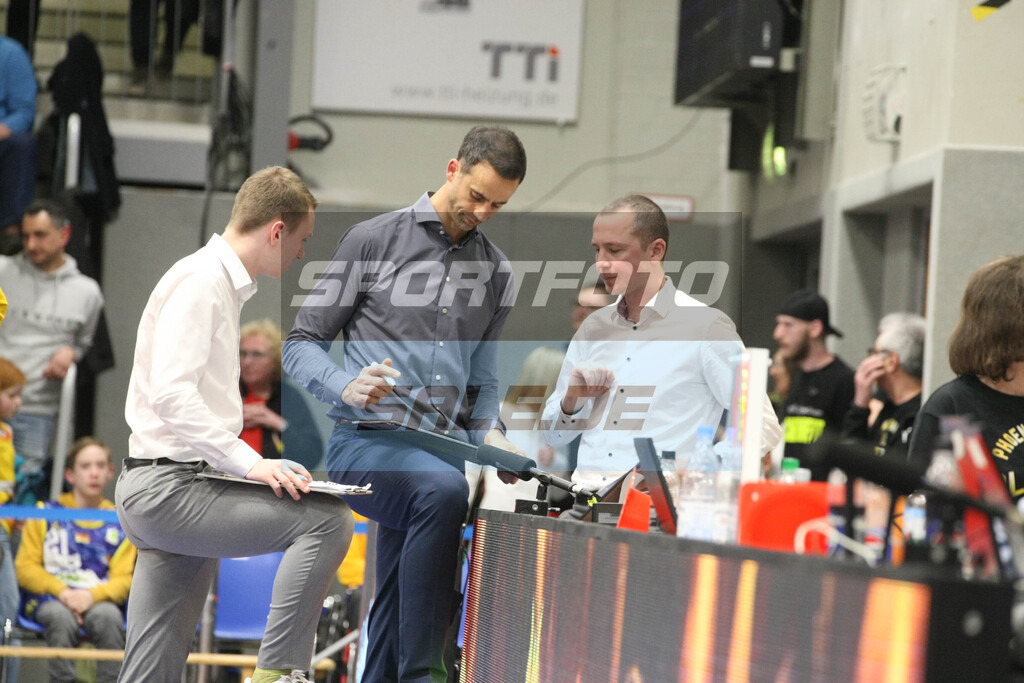 Phoenix Hagen - Jena | Chris Harris (mitte) und seine Co Johannes hülsmann und Nils Scheller - © Sportfoto-Sale (MK) - Realisiert mit Pictrs.com