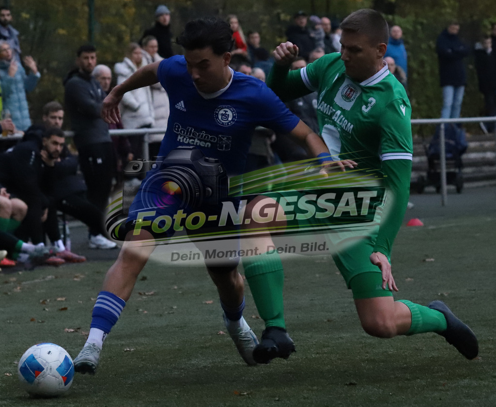 Bünder SV - TuS Bruchmühlen | Auf dem Bild zu sehen: grün Bünder SV: Florian Seymer ; blau TuS Bruchmühlen: Firat FidanBünder SV, TuS Bruchmühlen, Saison 25/26, Kreisliga A, Bünde, Deutschland - Realisiert mit Pictrs.com
