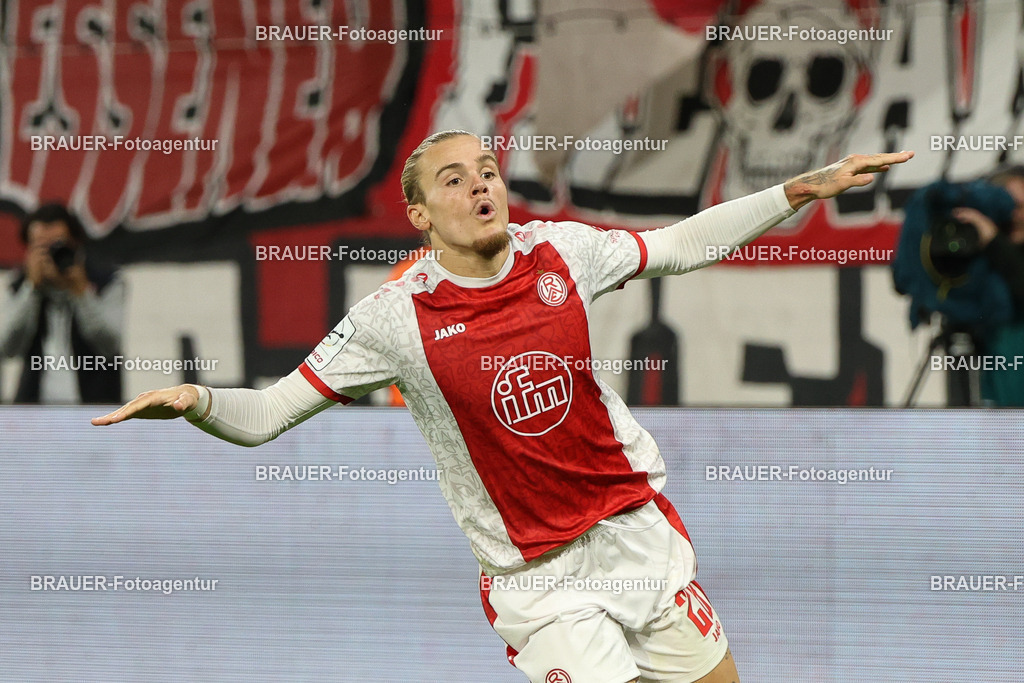 Rot-Weiss Essen - VFL Osnabrück | Essen, Deutschland, 17.09.2025 Tom Moustier  (Rot-Weiss Essen) Torjubel nach dem Tor zum 1:1während des 3.Liga Spiels zwischen  Rot-Weiss Essen und VFL Osnabrück am 17.09.2025 im Stadion an der Hafenstraße in Essen. (Foto von Timo Bluhmki-Schmidt/Brauer Fotoagentur