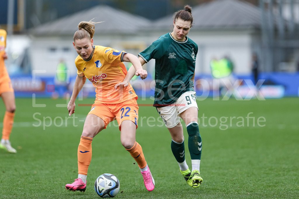 Fussball, Google Pixel Frauen-Bundesliga, TSG 1899 Hoffenheim - SV Werder Bremen | v.li.: Sarai Linder (TSG 1899 Hoffenheim, 22) und Sophie Weidauer (SV Werder Bremen, 9) im Zweikampf, Duell, Dynamik, Aktion, Action, Spielszene, DIE DFB-RICHTLINIEN UNTERSAGEN JEGLICHE NUTZUNG VON FOTOS ALS SEQUENZBILDER UND/ODER VIDEOÄHNLICHE FOTOSTRECKEN. DFB REGULATIONS PROHIBIT ANY USE OF PHOTOGRAPHS AS IMAGE SEQUENCES AND/OR QUASI-VIDEO.