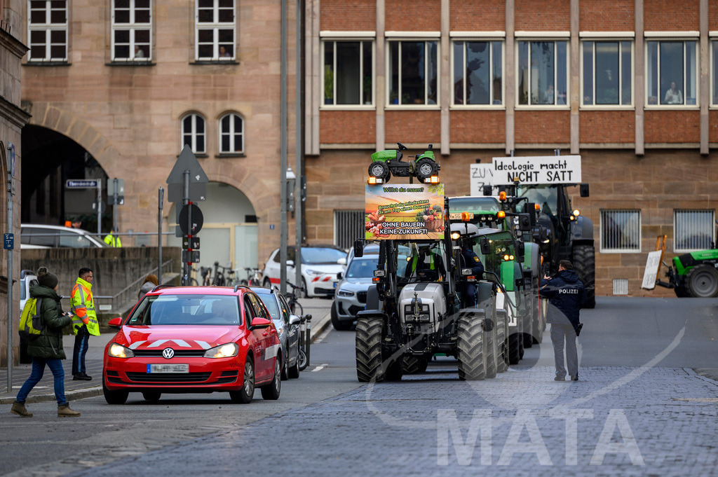 _DWA4157 | Bauerndemo gegen Agrarpolitik der Bundesregierung  auf dem Straße Obstmarkt und Hauptmarkt . Nürnberg, 08.01.2024 - Realisiert mit Pictrs.com