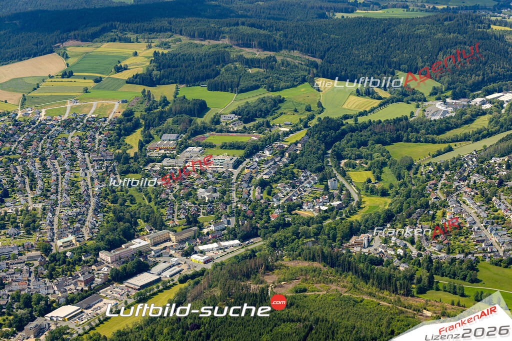 Das Luftbild zeigt : Froschgrün Naila - Die Luftaufnahme wurde 2024 vom UL-Flugzeug aus erstellt ( keine Drohne ) - Hochauflösende Luftaufnahme - Für grossformatige Ausdrucke geeignet. Die Geschenkidee !Mit Lizenz und Bildrechte bestellbar