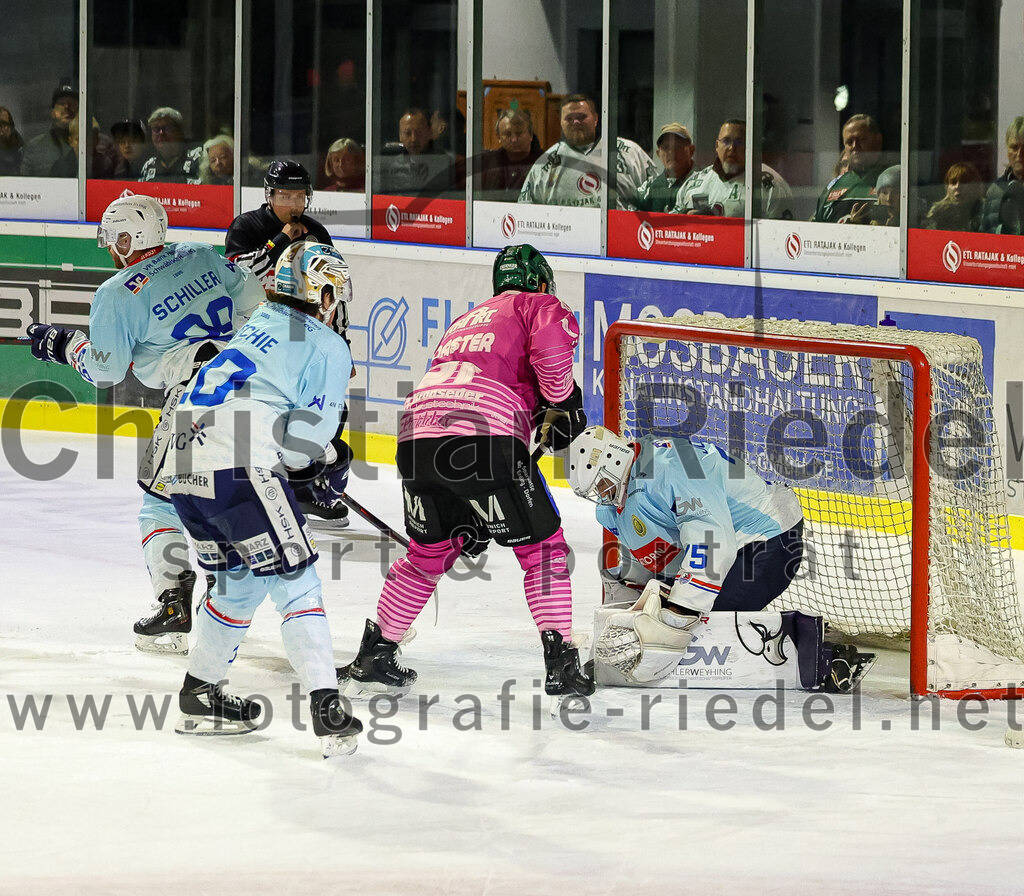2025-10-05_141_TSV_Erding_gegen_Heilbronner_Falken | Erding, Deutschland, 05.10.2025:Eishockey, Oberliga Süd 2025 / 2026, 6. Spieltag, TSV Erding gegen Heilbronner Falken, Endergebnis: 3:1Nolan Ritchie (Heilbronner Falken, #10), Maximilian Forster (Erding Gladiators, #81), Torwart Franz Jokinen (Heilbronner Falken, #75)Foto: Christian Riedel / fotografie-riedel.net
