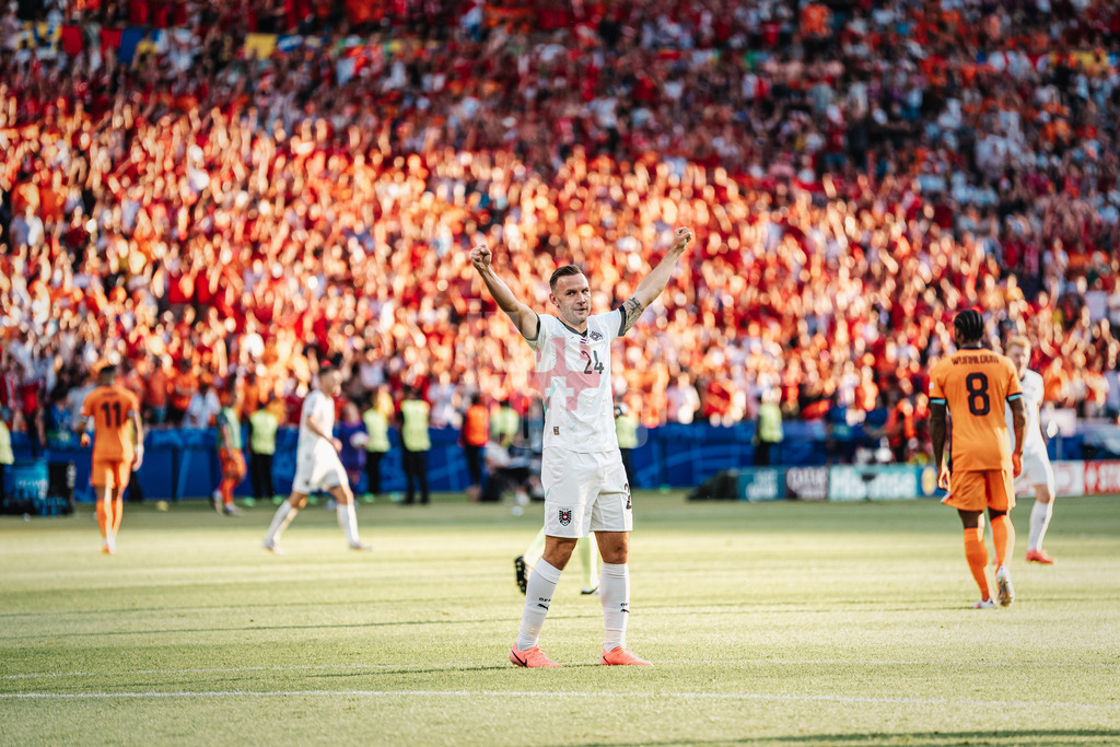 Fußball | Herren | UEFA-Fußball-Europameisterschaft 2024 | Gruppe D | Niederlande vs. Österreich | 25.06.2024 | Andreas Weimann (#24, Österreich) reißt nach dem Schlusspfiff die Hände in die Luft