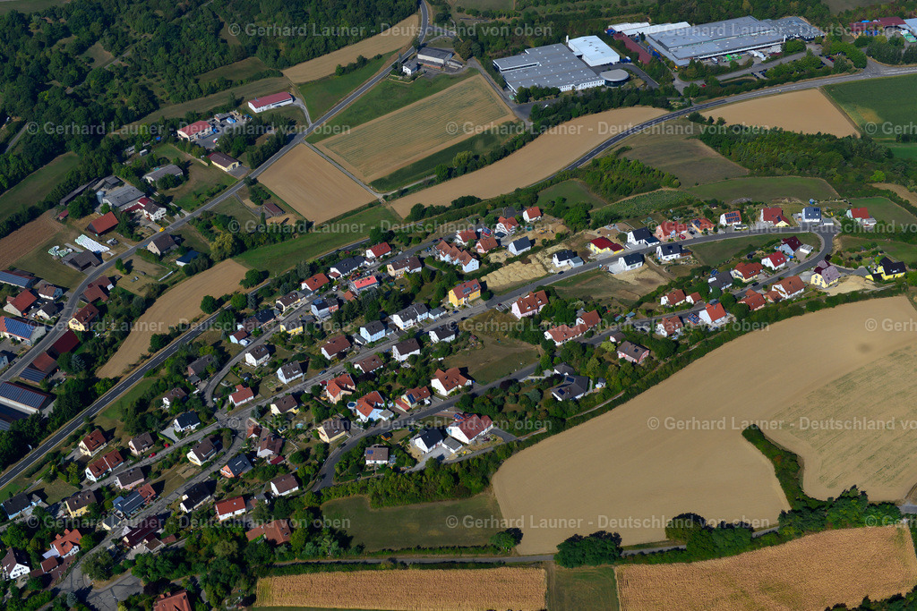 3650425 | RöTTINGEN 13.09.2016 Wohngebiet einer Einfamilienhaus- Siedlung am Rande von landwirtschaftlichen Feldern in Röttingen im Bundesland Bayern, Deutschland // Single-family residential area of settlement on the edge of agricultural fields in Röttingen in the state Bavaria, Germany Foto: Gerhard Launer
