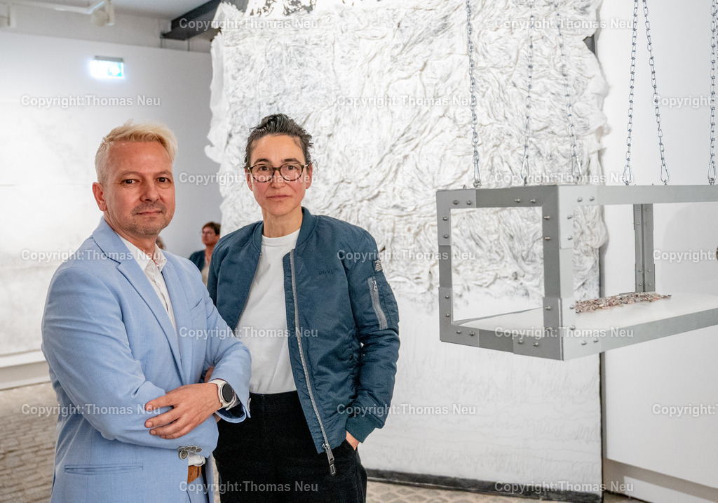 Museum-Bensheim-Ausstellung-Tipping-Points-Fotografie-Thomas-Neu-31 | bbe, Museum bensheim, Das Ausstellungsprojekt Tipping Points -Studierende der Hochschule für Gestaltung Offenbach ,,Das Projekt wurde im Lehrgebiet Zeichnung (Nadine Fecht) initiiert und in Kooperation mit dem Museum Bensheim sowie lehrgebietsübergreifend mit dem Kommunikationsdesign realisiert., hier mit Museumsleiter Dr. Jan Christoph Breitwieser, .,Bild: THomas Neu