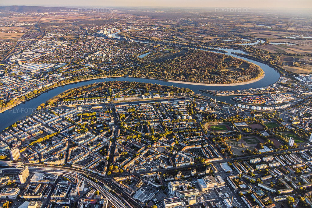 Luftbild: Stadtübersicht aus Nordwesten mit Wittelsbacherstraße von der Hochstraße Süd (B37) bis zur Parkinsel am Rhein im Ortsteil Süd in Ludwigshafen im Bundesland Rheinland-Pfalz in Deutschland. – Foto: IMG_159724.jpg vom 06.10.2026 durch Werner Riehm/FLY-FOTO.de – Auflösung des Originals: 5743 x 3828 px