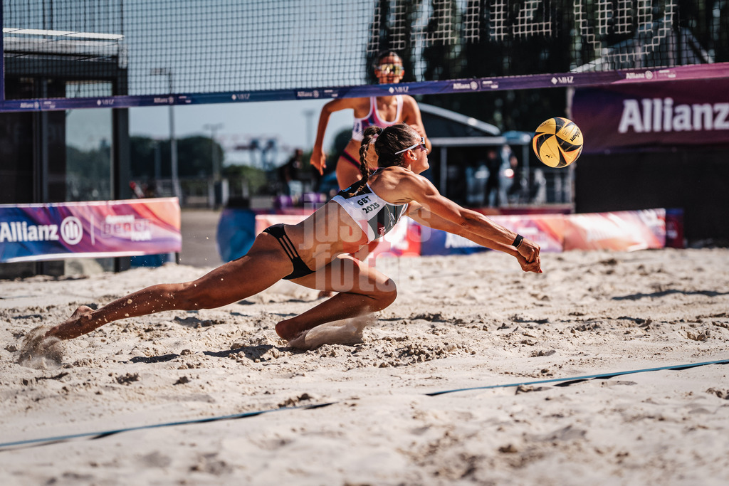 Beachvolleyball | Frauen | Allianz German Beach Tour 2025 | Tourstop Bremen | 12.06.2025 | Sophie Sarnighausen springt zum Ball