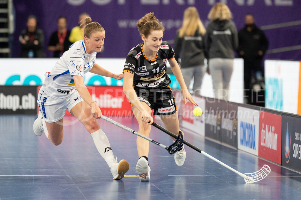 Piranha Chur vs Kloten-Dietlikon Jets - 23. April 2022 | Piranha Chur vs Kloten-Dietlikon Jets
Stimo Arena, Kloten
#9 Mirjam Hintermann (Kloten-Dietlikon Jets) und #11 Marcia Wick (Piranha Chur).
Bild: Sportfotografie Markus Aeschimann | www.markus-aeschimann.ch - Realisiert mit Pictrs.com