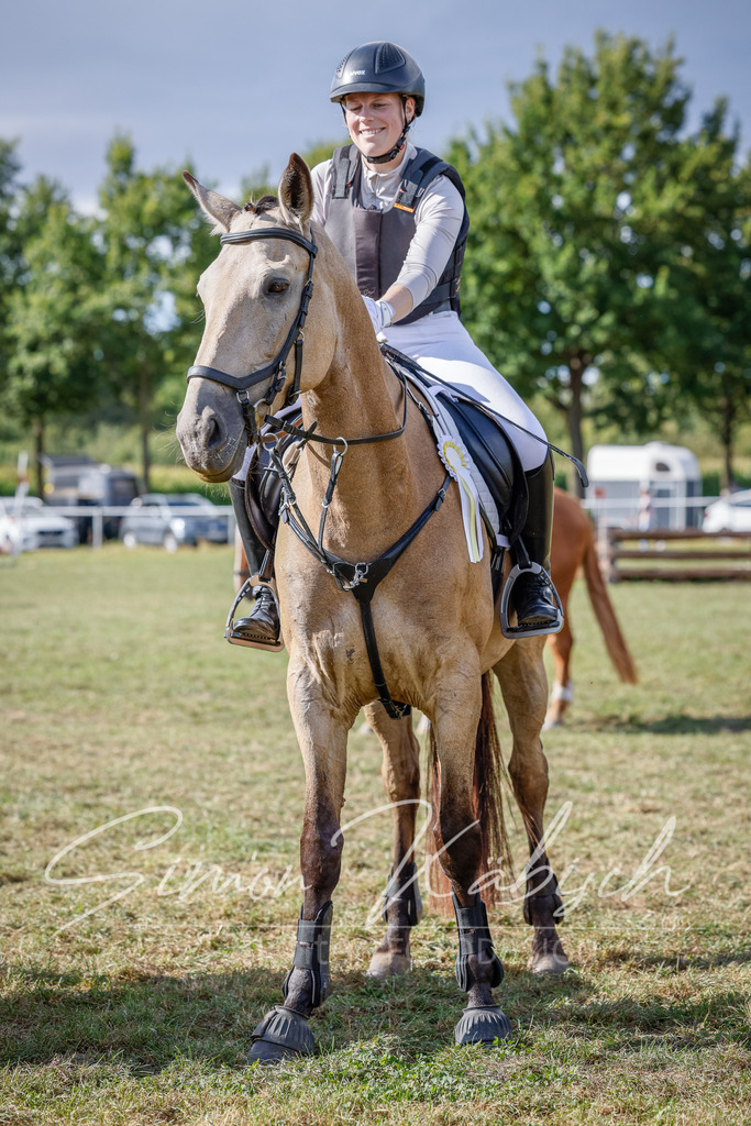 20250905-_3LI1358 | Tierfotografie Pferde, Hunde, Katzen, Haustiere.
Turnierfotografie Reitturniere, Reiten, Springreiten, Dressur in Hanau, dem Main-Kinzig-Kreis und dem Rhein-Main- Gebiet um Frankfurt