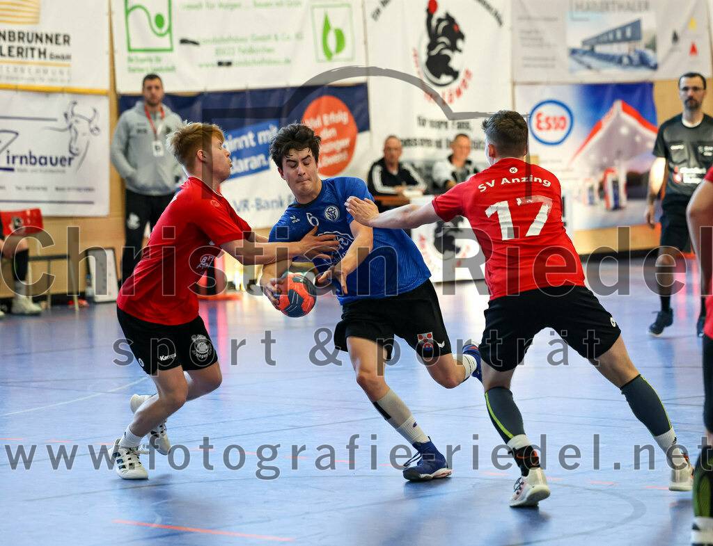 2022-12-17_057_SV_Anzing_gegen_TSV_Simbach | Anzing, Deutschland, 17.12.2022:
Handball, Bayernliga männliche A-Jugend 2022 / 2023, 9. Spieltag, SV Anzing gegen TSV Simbach, Endergebnis: 39:30

Nico Töpper (SV Anzing, #5), Calvin Bründl (TSV Simbach, #6), Sebastian Felber (SV Anzing, #17)

Foto: Christian Riedel / fotografie-riedel.net