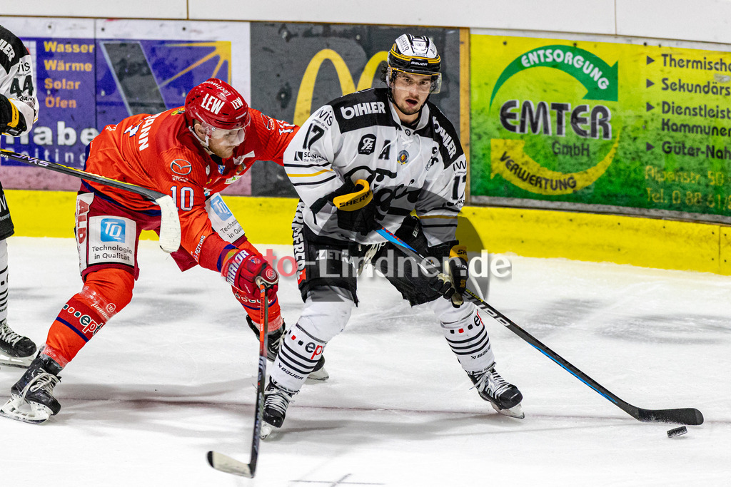 EC Peiting vs EV Füssen | Eishockey Oberliga Süd 2023/2024, EC Peiting vs EV Füssen,
Duell zwischen Pius SEITZ (EVF 17) und Daniel HOLZMANN (ECP 10),
2023-10-29 in Peiting (Eisstadion)
17 Pius SEITZ (EVF 17), 10 Daniel HOLZMANN (ECP 10)
Copyright: WolfgangxLindner sportworld