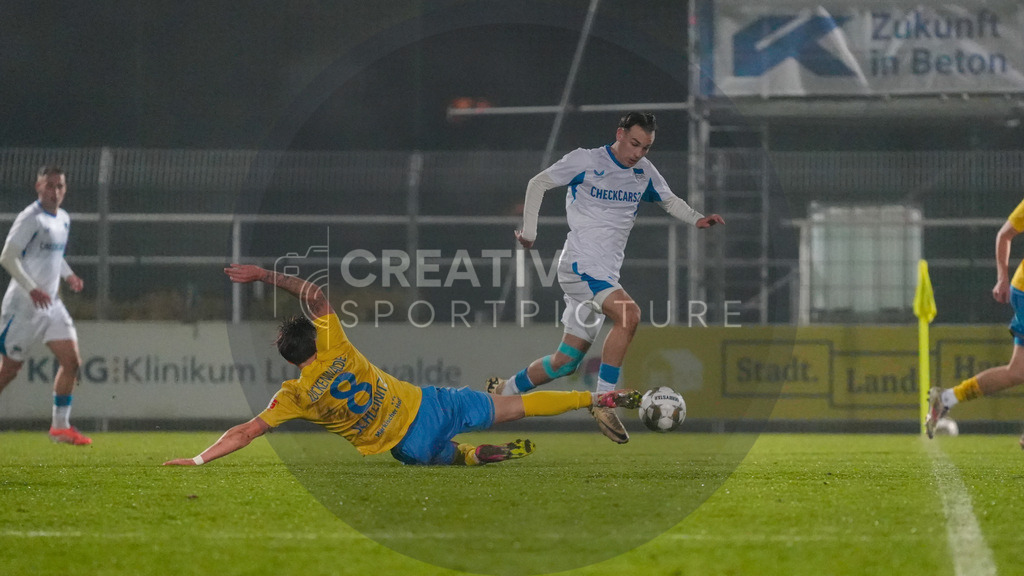 Fußball, Herren, Saison 2025/2026, Regionalliga Nordost, 15. Spieltag, FSV 63 Luckenwalde vs. Hertha BSC II, Freitag 07.11.2025, Werner-Seelenbinder-Stadion Luckenwalde, | Fußball, Herren, Saison 2025/2026, Regionalliga Nordost, 15. Spieltag, FSV 63 Luckenwalde vs. Hertha BSC II, Freitag 07.11.2025, Werner-Seelenbinder-Stadion Luckenwalde, Im Bild: Tim Schleinitz (l. Luckenwalde) und Joel Richter (r. Hertha) - Realisiert mit Pictrs.com
