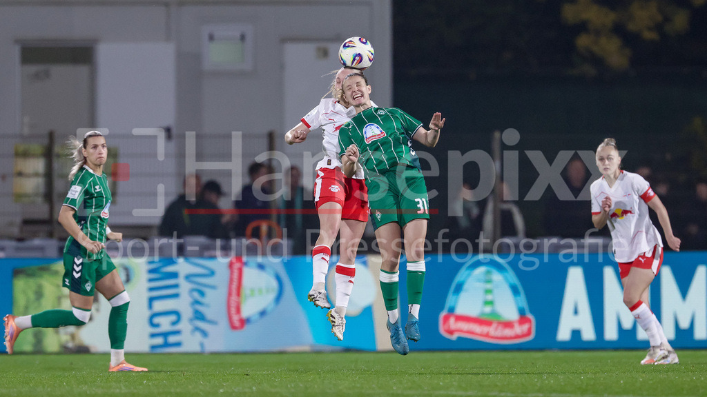 Fussball, Google Pixel Frauen-Bundesliga, SV Werder Bremen - RB Leipzig | v.li.: Lou-Ann Joly (RB Leipzig, 6) und Verena Wieder (SV Werder Bremen, 31) im Kopfballduell, Kopfball, Zweikampf, Action, Aktion, Spielszene, DIE DFB-RICHTLINIEN UNTERSAGEN JEGLICHE NUTZUNG VON FOTOS ALS SEQUENZBILDER UND/ODER VIDEOÄHNLICHE FOTOSTRECKEN. DFB REGULATIONS PROHIBIT ANY USE OF PHOTOGRAPHS AS IMAGE SEQUENCES AND/OR QUASI-VIDEO.