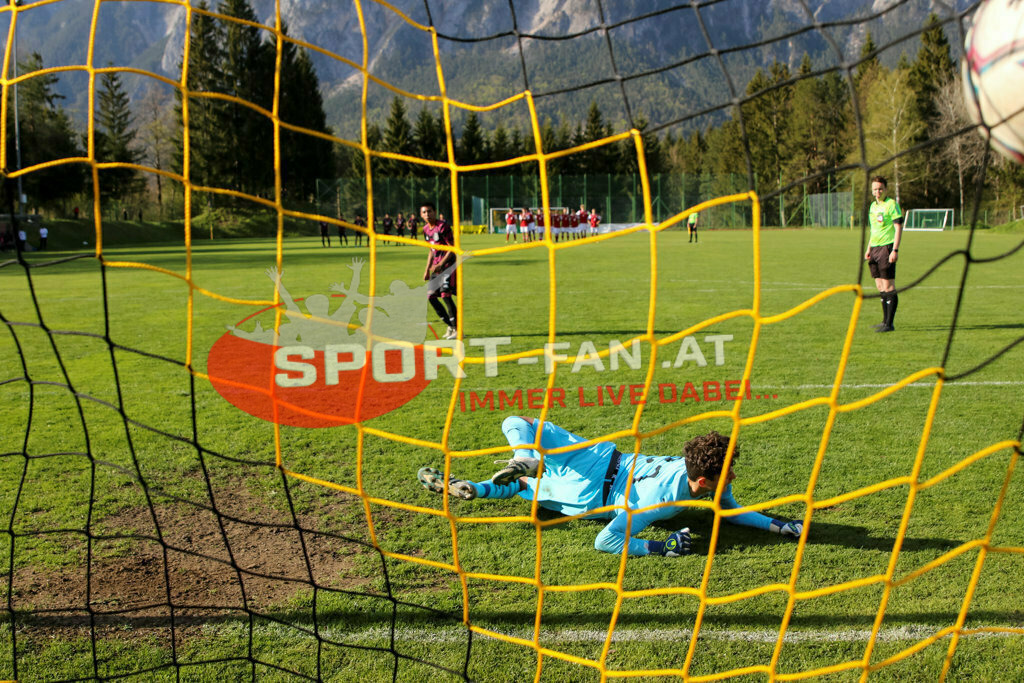 AUSTRIA U15 - MEXICO U15 | CHRISTIAN ZAWIESCHITZKY (Austria #21) Herbey Diaz (Mexico #2) ; AUSTRIA U15 - MEXICO U15 am 29.04.2022 in Arnoldstein
(Sportplatz), AUSTRIA, (Photo by Ernst Krawagner sport-fan.at) - Realisiert mit Pictrs.com