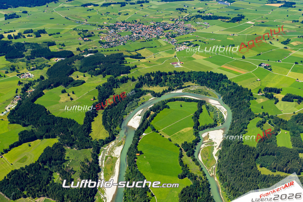 Aktuelles Luftbild von  Burggen - Die Luftaufnahme wurde 2022 mittels UL-Flugzeug erstellt ( keine Drohne ) - hochauflösende Kamera-Systeme von  Canon -Beste Qualität - Für grossformatige Ausdrucke geeignet. Die Geschenkidee !