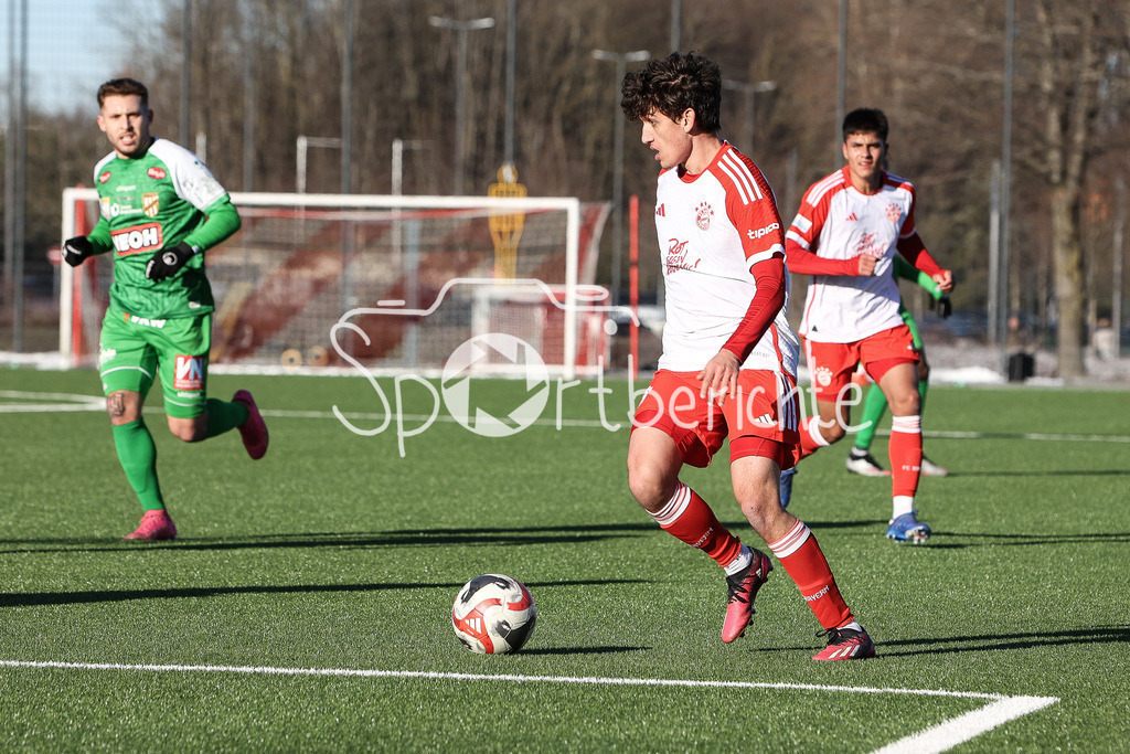 FC Bayern Amateure - SC Austria Lustenau | Younes AITAMER (FCB #17) am Ball / Aktion