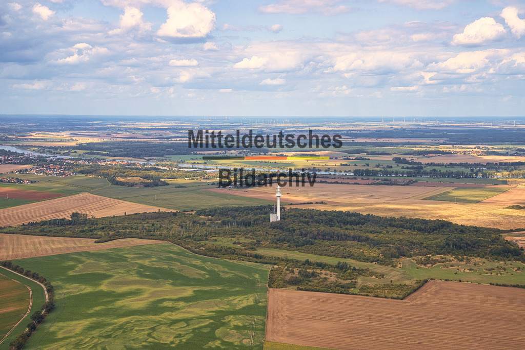 Frohser-Berg-Schönebeck_8541 | Die Luftaufnahme zeigt den Frohser Berg bei Schönebeck (Elbe) aus der Vogelperspektive. Sichtbar werden die markante Erhebung sowie die umgebende Landschaft des Salzlandkreises. Das Bild dokumentiert einen bekannten Aussichtspunkt und landschaftsprägenden Bereich der Region. - Realisiert mit Pictrs.com
