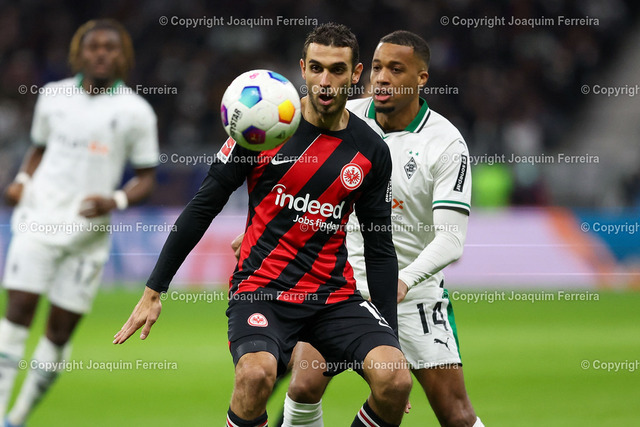 2023.12.20_sge_0320 | 20.12.2023 Fussball 1.Bundesliga 16.Spieltag Eintracht Frankfurt - Borussia Mönchengladbach v.l.,Ellyes Skhiri (Eintracht Frankfurt), Alassane Plea (Borussia Moenchengladbach) Zweikampf, Action, Aktion, Battles for the Ball - Realisiert mit Pictrs.com