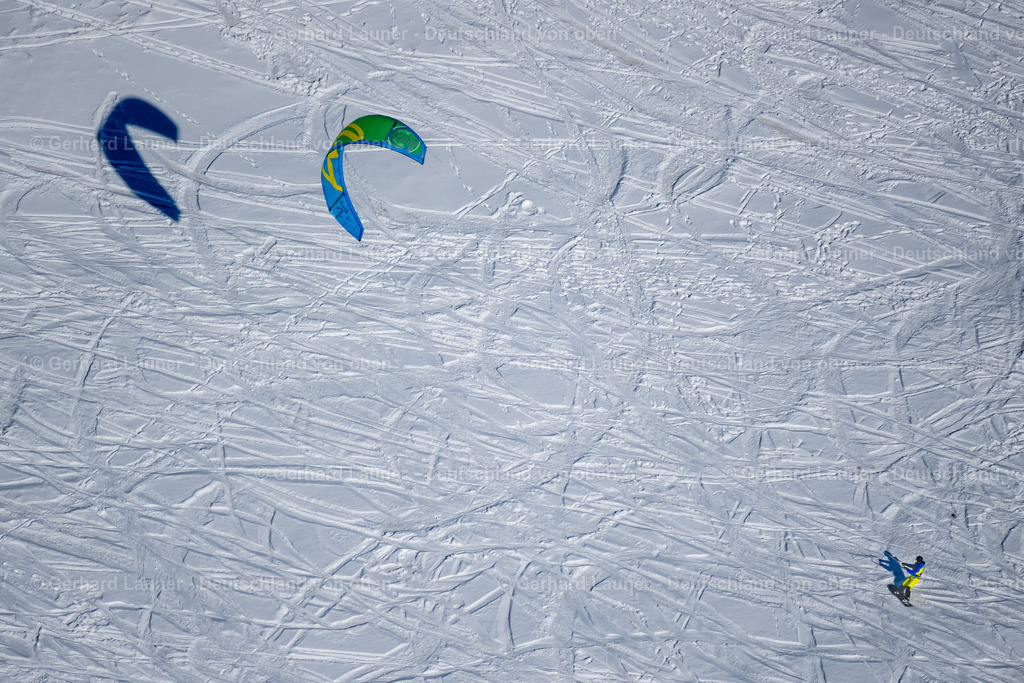 4043494 | GERSFELD (RHöN) 13.02.2021 Winterluftbild Surfer - Kitesurfer - Snowkiter in Fahrt an der Wasserkuppe in Gersfeld (Rhön) in der Rhön im Bundesland Hessen, Deutschland. Weiterführende Informationen bei: Papillon Flucenter Wasserkuppe. // Winter aerial photo Surfer - Kitesurfer - Snowkiter in ride on the Wasserkuppe in Gersfeld (Rhoen) in the Rhoen in the state Hesse, Germany. Further information at: Papillon Flucenter Wasserkuppe. Foto: Gerhard Launer