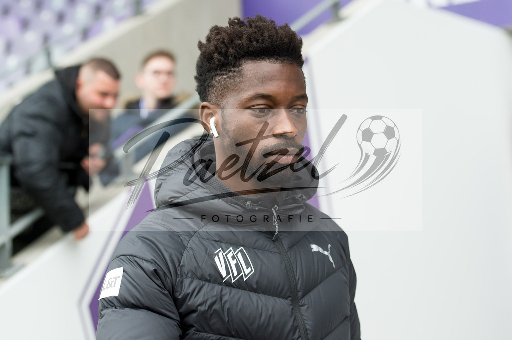 OSNTSV20211106_017 | Fussball, Herren: Omar Traore (VfL Osnabrueck) schaut bei dem Spiel der 3. Liga zwischen VfL Osnabrueck und TSV 1860 Muenchen im Stadion an der Bremer Bruecke am 06.11.2021 in Osnanbrueck, Deutschland.DFB / DFL REGULATIONS PROHIBIT ANY USE OF PHOTOGRAPHS AS IMAGE SEQUENCES AND/OR QUASI-VIDEO. - Realisiert mit Pictrs.com