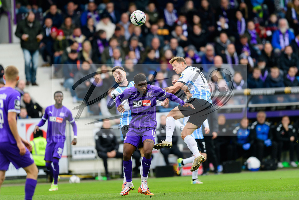 OSNTSV20211106_054 | Fussball, Herren: Marcel Baer (TSV 1860 Muenchen), Ba-Muaka Simakala (VfL Osnabrueck) und Dennis Dressel (TSV 1860 Muenchen) im Zweikampf bei dem Spiel der 3. Liga zwischen VfL Osnabrueck und TSV 1860 Muenchen im Stadion an der Bremer Bruecke am 06.11.2021 in Osnanbrueck, Deutschland.DFB / DFL REGULATIONS PROHIBIT ANY USE OF PHOTOGRAPHS AS IMAGE SEQUENCES AND/OR QUASI-VIDEO. - Realisiert mit Pictrs.com