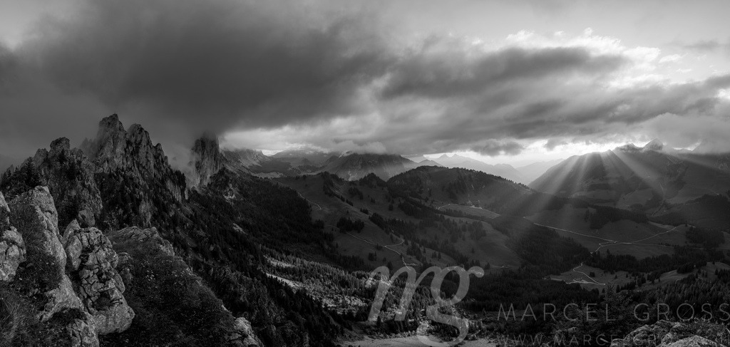 dramatic sunset panorama at the rugged peaks of Gastlosen in the alpine foothills of Fribourg | Die ideale Geschenkidee für Naturliebhaber. Naturbilder von Marcel Gross Photography für ihr Zuhause in den verschiedensten Formaten und Materialien. - Realisiert mit Pictrs.com