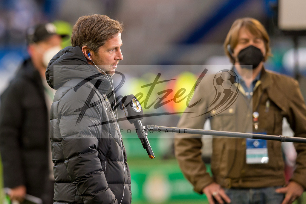 HSVSCF20220419_021 | Fussball, Herren: Sport-Vorstand Jochen Saier (SC Freiburg) im Interview beim DFB-Pokal-Halbfinalspiel zwischen Hamburger SV und SC Freiburg im Volksparkstadion am 19.04.2022 in Hamburg, Deutschland.DFB / DFL REGULATIONS PROHIBIT ANY USE OF PHOTOGRAPHS AS IMAGE SEQUENCES AND/OR QUASI-VIDEO. - Realisiert mit Pictrs.com