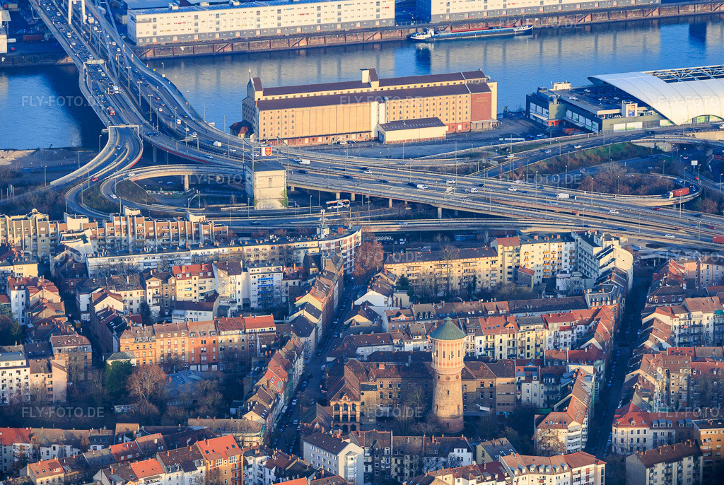 Luftbild: Zufahrten von der Hochstraße Nord(B44) auf die Kurt-Schuhmacher-Brücke über den Rhein mit ZG Raiffeisen Getreidesilo und neska Schiffahrts- und Speditionskontor GmbH im Ortsteil Mitte in Ludwigshafen im Bundesland Rheinland-Pfalz in Deutschland. Foto: IMG_152009.jpg vom 12.12.2025 durch Werner Riehm/FLY-FOTO.deZG Raiffeisen - Das WIR liegt in unserer Natur