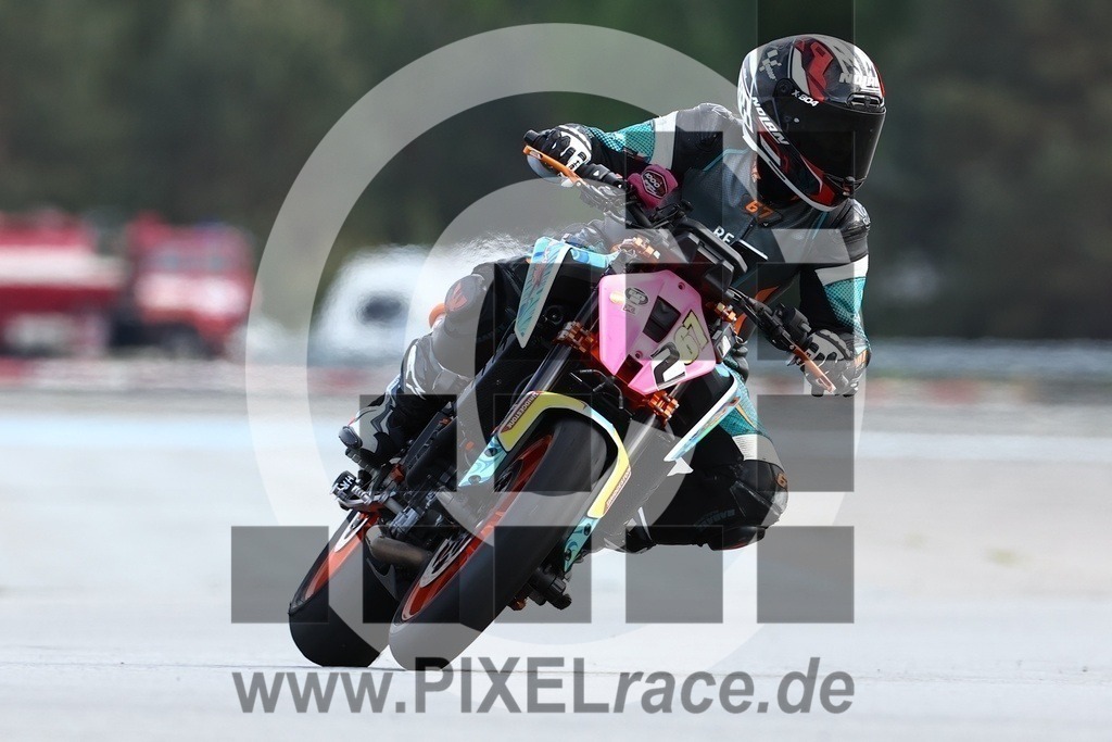 0267-20240511_05272 | Schöne Erinnerungen an spannende Momente - das festzuhalten ist unser Job. PIXELrace.de ist seit 2003 auf den Rennstrecken Europas unterwegs um die Action draußen beim Fahren und die wunderbare Stimmung imm Fahrerlager für euch einzufangen.