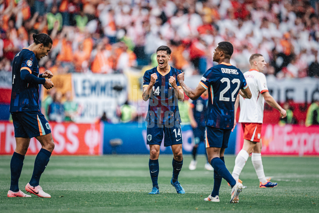 Fußball | Herren | UEFA-Fußball-Europameisterschaft 2024 | Gruppe D | Polen vs. Niederlande | 16.06.2024 | v.l. Virgil van Dijk (#4, Niederlande) Tijjani Reijnders (#14, Niederlande) Denzel Dumfries (#22, Niederlande) Jubel nach dem Abpfiff