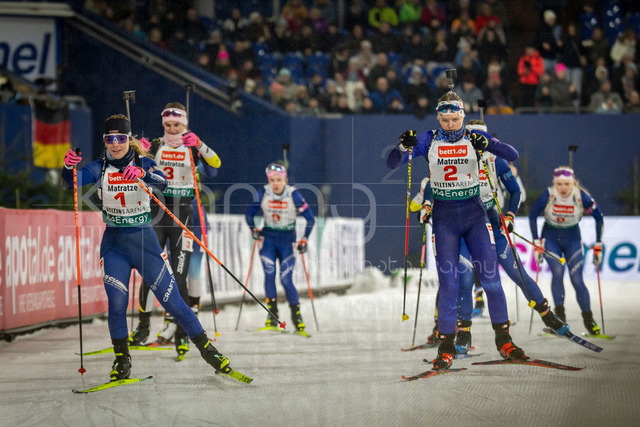 bett1.de WTC Biathlon auf Schalke, 28.12.2025 | Eng beieinander das Feld: angeführt von Giovanna Nicolussi (Team Deutschland) und Carlotta Nößler (Team Deutschland) bei der World Team Challenge (bett1.de WTC Biathlon auf Schalke) am 28.12.2025 in der Veltins-Arena in Gelsenkirchen (Deutschland). 