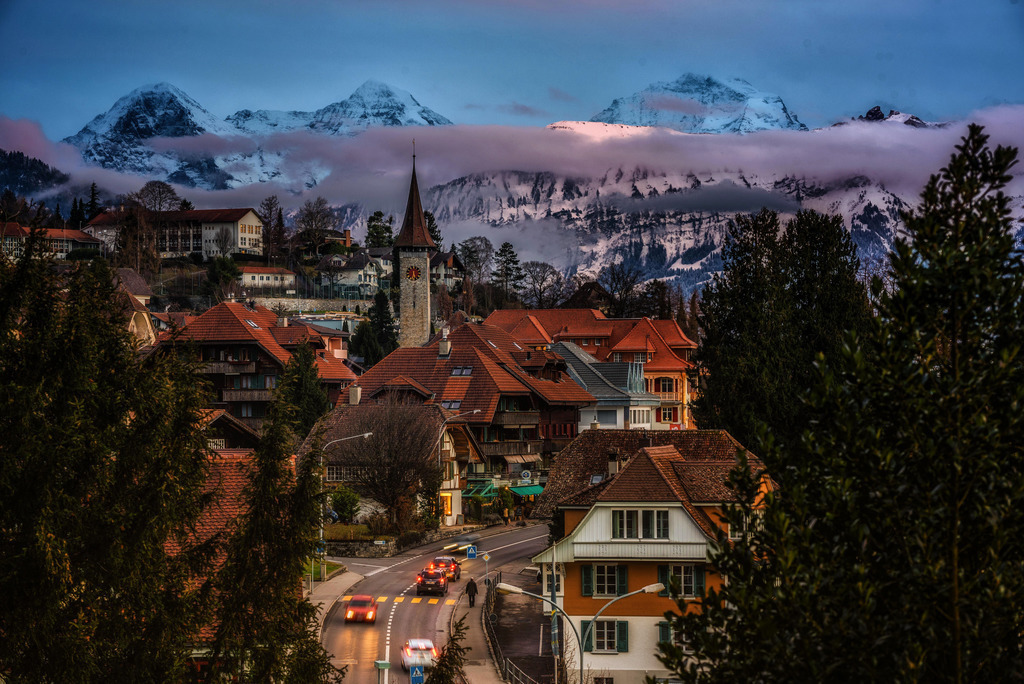 Haubisächsi | 5.30pm | Hilterfingen in der Abenddämmerung mit Eiger Mönch und Jungfrau im Hintergrund. Ich habe immer das Bedürfnis, den Thunersee mit au das Bild zu nehmen; manchmal geht es auch ohne. 
-----------------------------------------------
Hilterfingen at dusk with the Eiger Mönch and Jungfrau in the background. I always feel the need to take Lake Thun with me in the picture; sometimes it works without it.
-----------------------------------------------
Dieser Druck ist in einer limitierten Auflage von 5 Exemplaren erhältlich. 
This print is available in a limited edition of 5 copies. 
http://art.hess.photography/58-haubisaechsi-530pm.html - Realisiert mit Pictrs.com