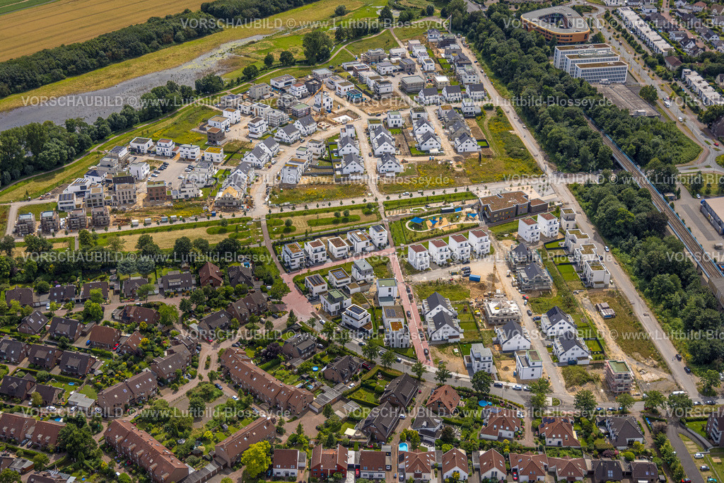 Duisburg240704248-Sued | Luftbild, Duisburg-Süd, Wohngebiet Angerbogen, Am Alten Angerbach, halbkreisförmige Neubau-Wohnsiedlung, Huckingen, Duisburg, Ruhrgebiet, Nordrhein-Westfalen, Deutschland
