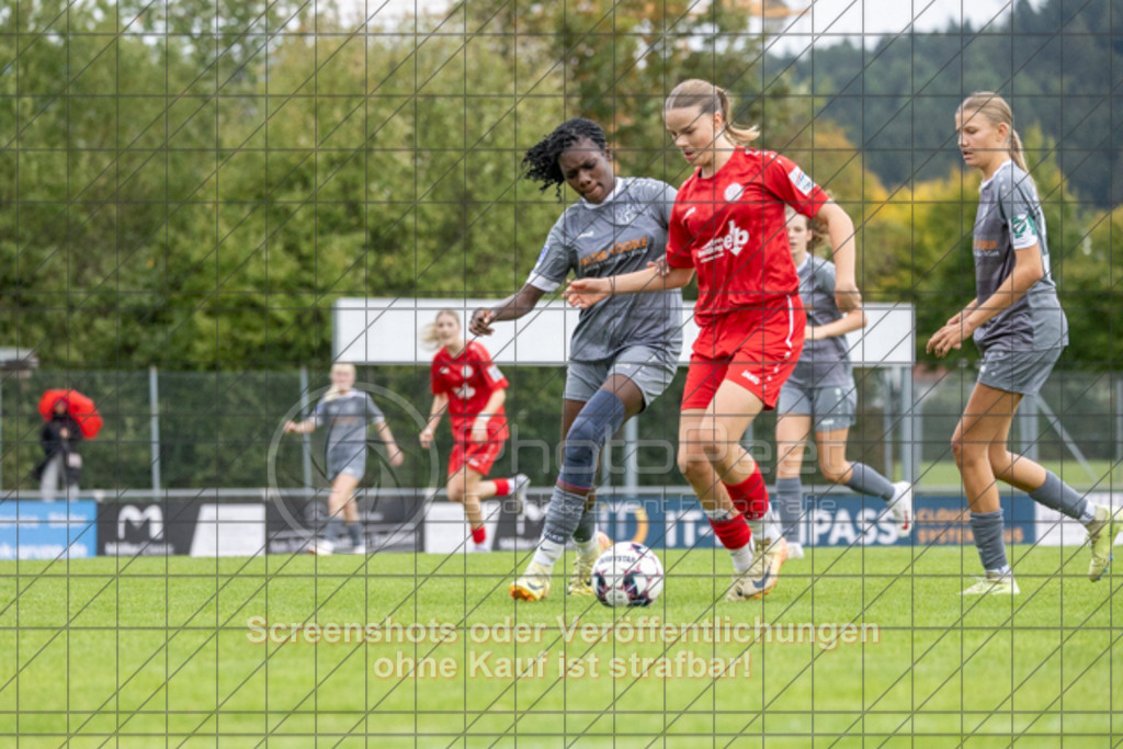 20251004_143738_0460 | Sara Vetter (FC Donzdorf #09)1.FC Donzdorf (rot) vs. FC Freiburg-St. Georgen (grau), Fussball, EnBW-Oberliga B -Juniorinnen, 04. Spieltag, Saison 2025/2026, Rasenplatz, Lautertal Stadion, Süßener Straße 16, 73072 Donzdorf, 04.10.2025 - 14:00 Uhr,Foto: PhotoPeet-Sportfotografie/Peter Harich
