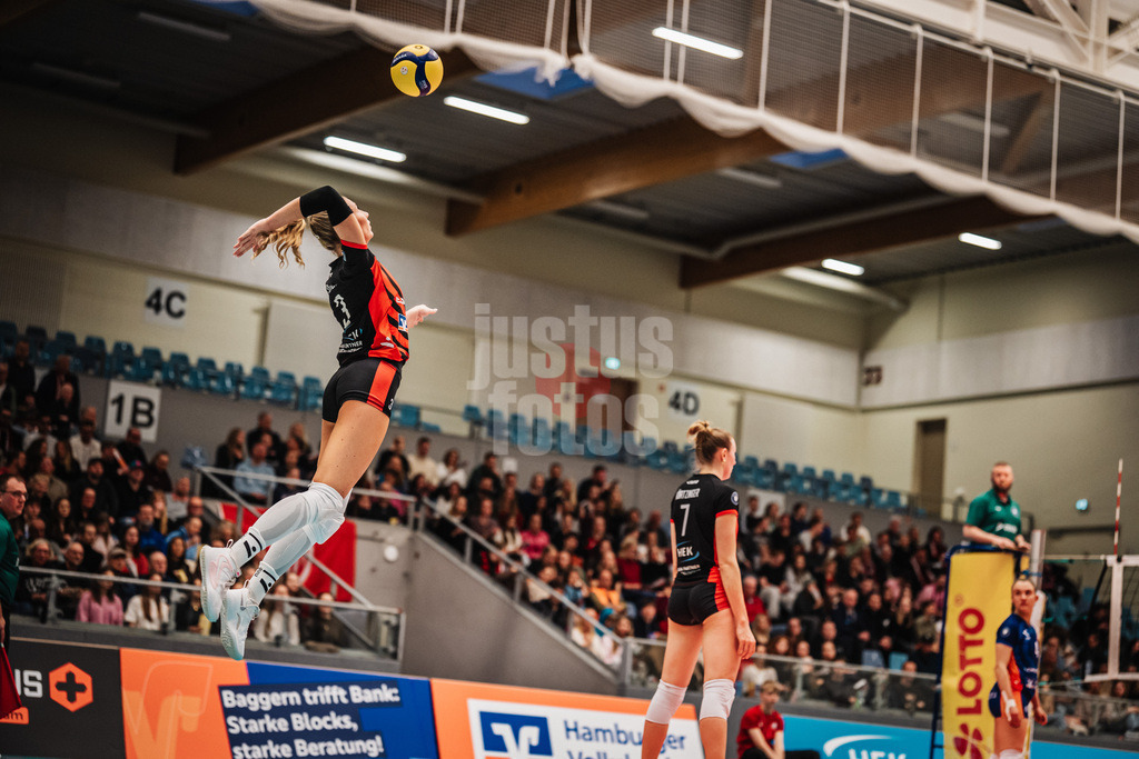 Volleyball | Frauen | Saison 2025/2026 | Volleyball Bundesliga | ETV Hamburger Volksbank Volleys vs. VC Wiesbaden | 14.03.2026 | Lina Köster (#3, ETV Hamburger Volksbank Volleys) beim Aufschlag